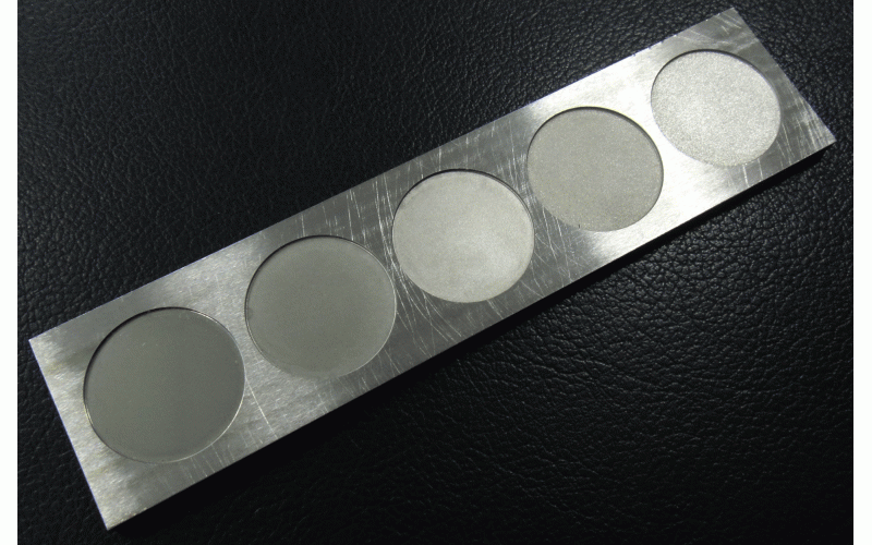 鏡面火花機(jī)的樣板， 左側(cè)的鏡面， 右側(cè)的粗紋