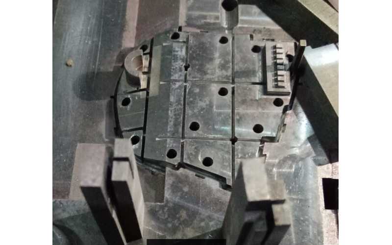 骨位多的模具， 務(wù)必要多下扁頂， 才能頂出平衡，深圳市模具廠(chǎng)經(jīng)驗(yàn)記錄