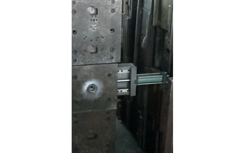 模具廠(chǎng)手上的油缸，原理簡(jiǎn)單，使用方便，便于使用！